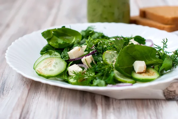 Spinazie salade met fetakaas en komkommer — Stockfoto