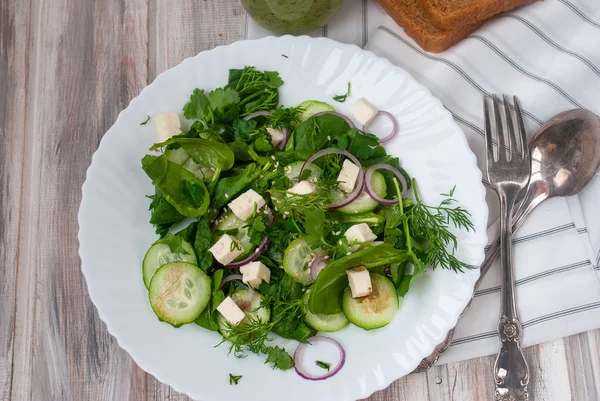 Spinazie salade met fetakaas en komkommer — Stockfoto