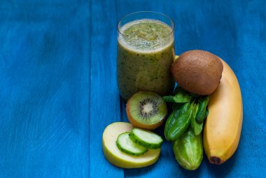 Yeşil smoothies ve malzemeler