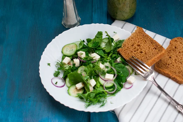 Salada de espinafre com queijo feta e pepino — Fotografia de Stock