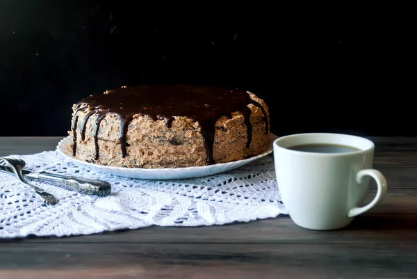 Большой шоколадный торт — стоковое фото
