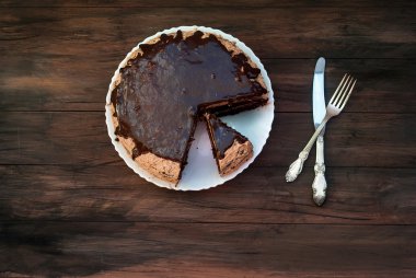 çikolata kumlama ile büyük çikolatalı kek