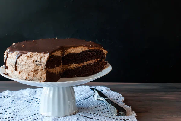 Bolo de chocolate grande com cobertura de chocolate — Fotografia de Stock