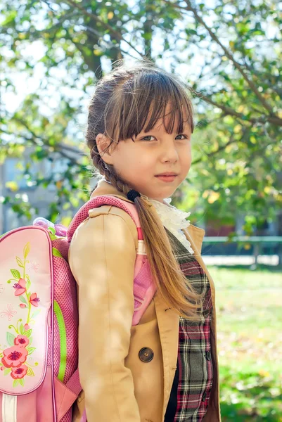 バックパックの暖かい秋の日の少女女子高生 — ストック写真