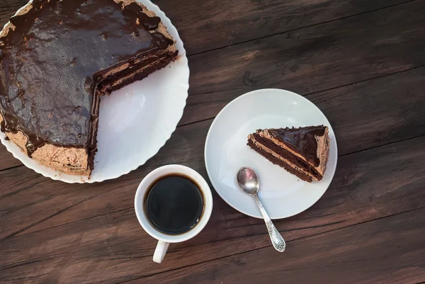 Big chocolate cake with chocolate frosting — Stock Photo, Image