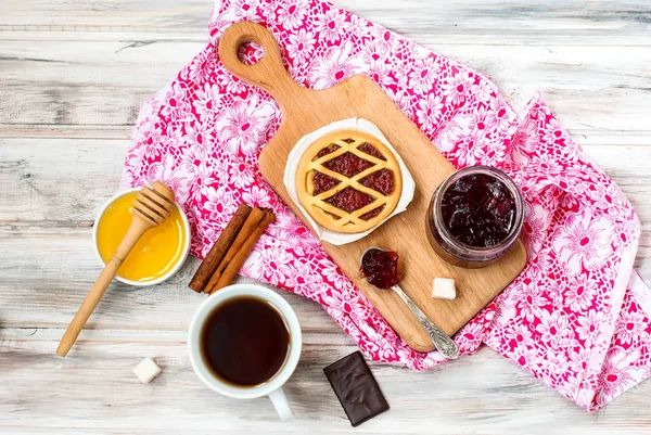 Mini torta com geléia e uma xícara de café — Fotografia de Stock