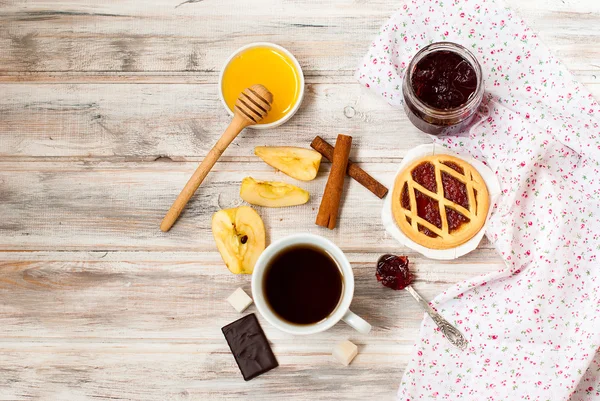 Mini tårta med sylt och en kopp kaffe — Stockfoto