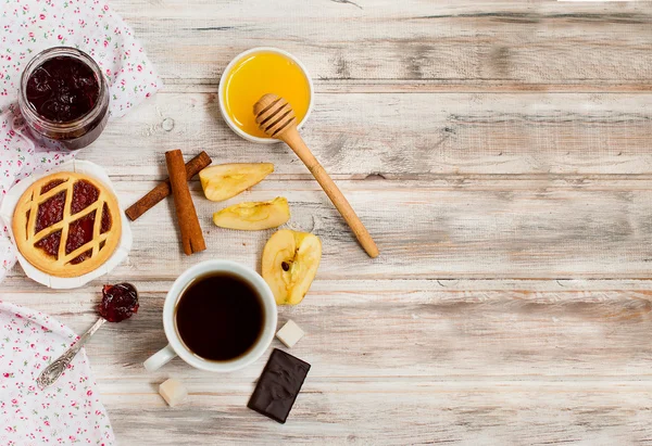 Mini tarta con mermelada y café — Foto de Stock