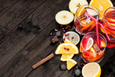 yaz kokteyl sangria bir sepet meyve ile. portakal, limon,