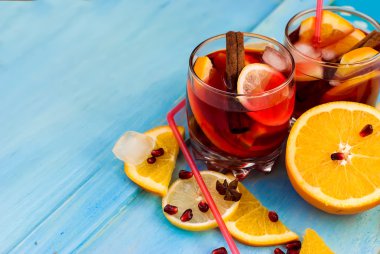 Meyve sangria yenileniyor. Yaz içeceği