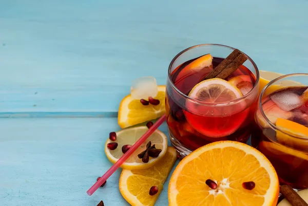 Sommar cocktail sangria med frukt i en korg. apelsiner, citroner, — Stockfoto