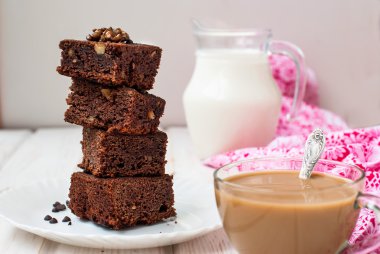 ev yapımı çikolatalı browni kek ve bir bardak süt,