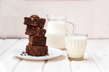ev yapımı çikolatalı browni kek ve bir bardak süt,