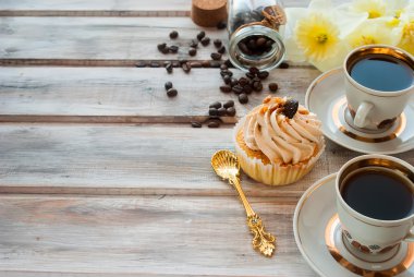 ev yapımı karamel Kek fıstık ve bir fincan kahve ile m