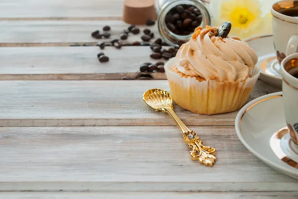 Kek ve kahve cupand nergis bir buket — Stok fotoğraf