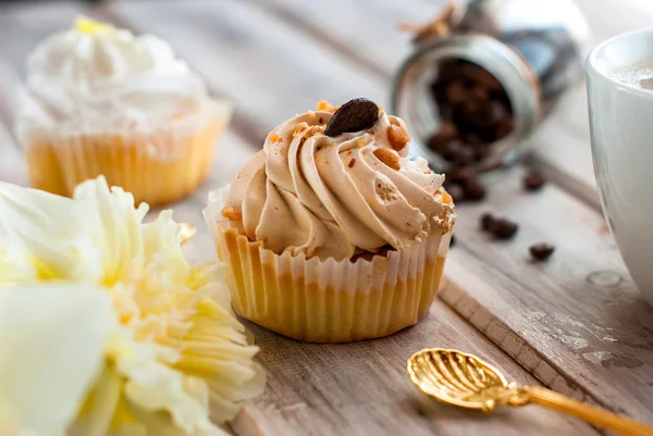 Kek ve kahve cupand nergis bir buket