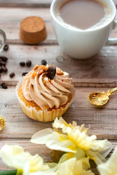 Kek ve kahve cupand nergis bir buket