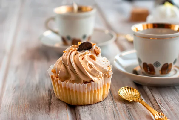 Kek ve kahve cupand nergis bir buket