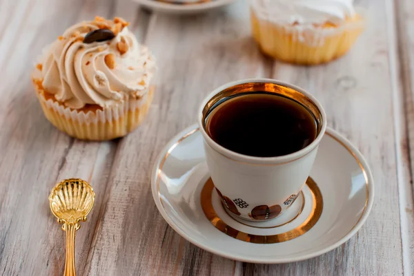 Bolo e xícara de café — Fotografia de Stock