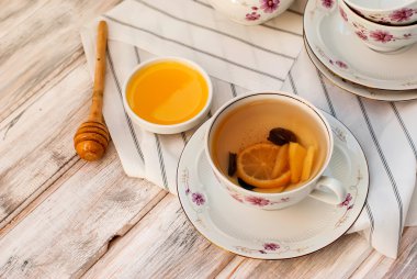 Limonlu ve ballı zencefilli çay