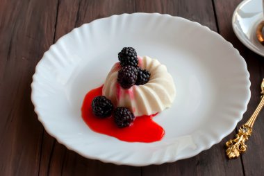 Vanilla panna cotta berry sos ile