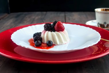 Vanilla panna cotta berry sos ile