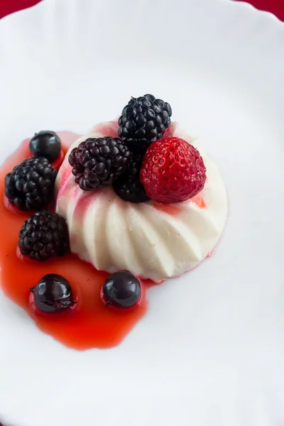 Vanilla panna cotta с ягодным соусом — стоковое фото