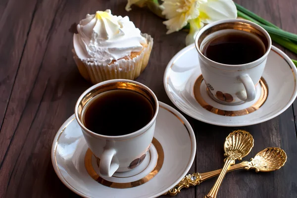 Kek ve kahve cupand nergis bir buket — Stok fotoğraf
