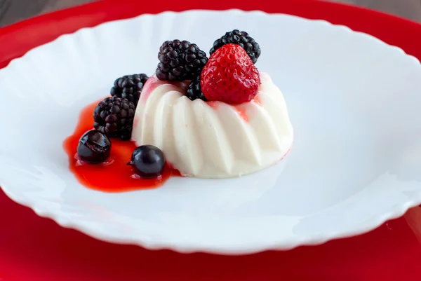 Vanilla panna cotta с ягодным соусом — стоковое фото