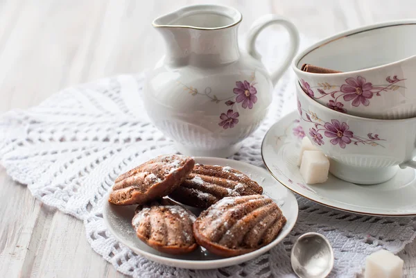 ev yapımı kurabiye ve çay ile fındık