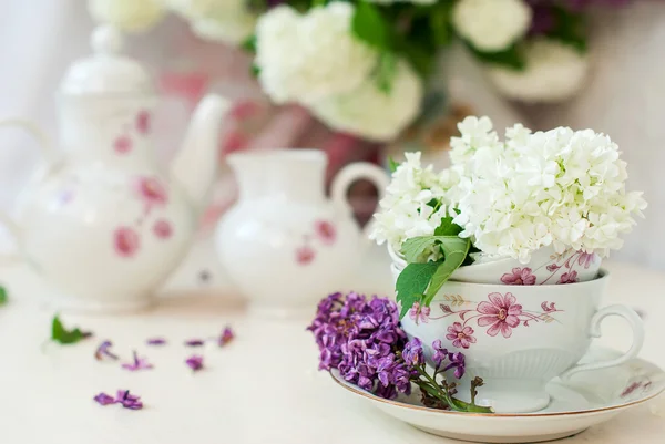 Bouquet de fleurs lilas dans un bol — Photo