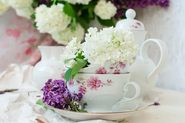 Bouquet de fleurs lilas dans un bol — Photo