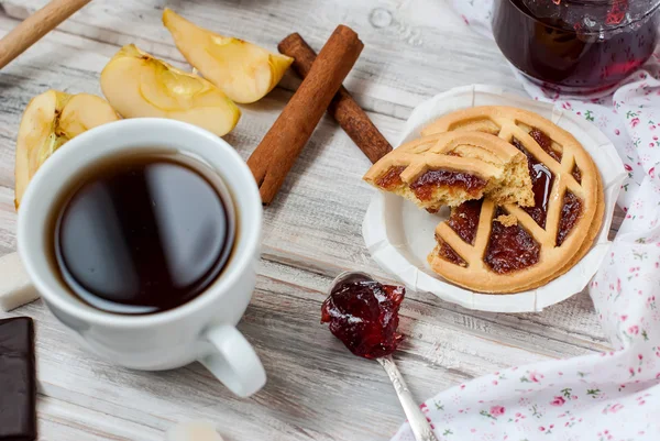 Mini tarta con mermelada y café — Foto de Stock