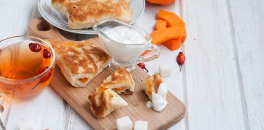 kabak ve çay ile ev yapımı kek