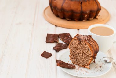 parça çikolatalı kırıntı tepesi ile çikolatalı kek 