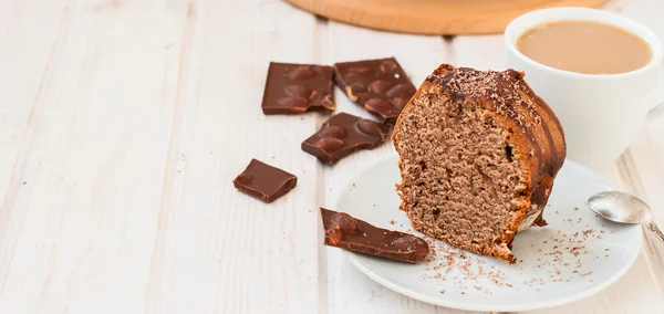Кусочек шоколадного торта с шоколадной крошкой — стоковое фото