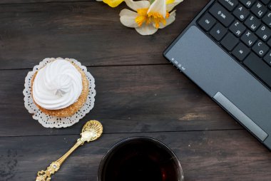 Kek ve kahve Kupası, üstten görünüm