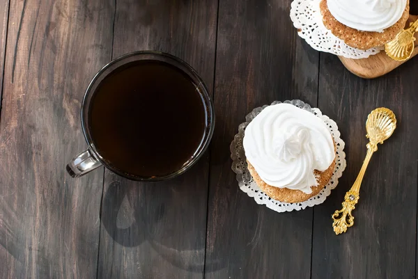 Szklanki ciasta i kawy — Zdjęcie stockowe