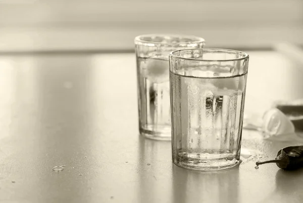 Vodka fredda in un bicchiere su un tavolo di legno bianco — Foto Stock