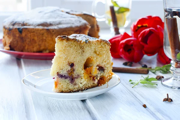 Homemade muffins with cream and tea with lemon and mint — Stock Photo, Image