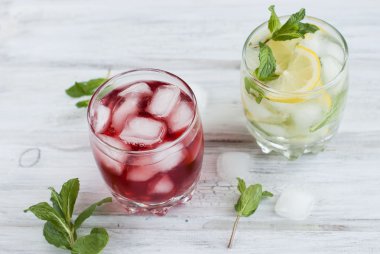 suyu ve buz ve buz, limon ve min kokteyl kokteyl