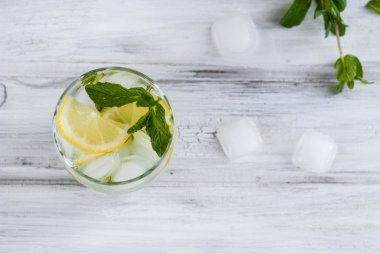 cam buz, limon ve nane kokteyli