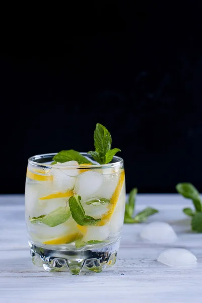 Glass with ice, lemon and mint cocktail — Stock Photo, Image