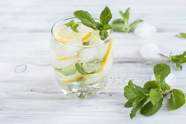 Vaso con hielo, limón y cóctel de menta —  Fotos de Stock