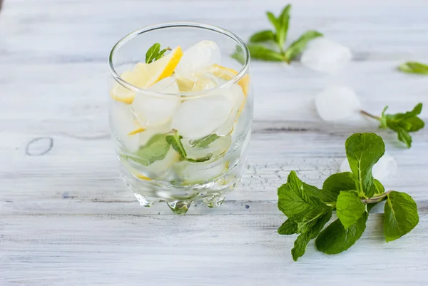 Glas mit Eis, Zitrone und Minzcocktail — Stockfoto