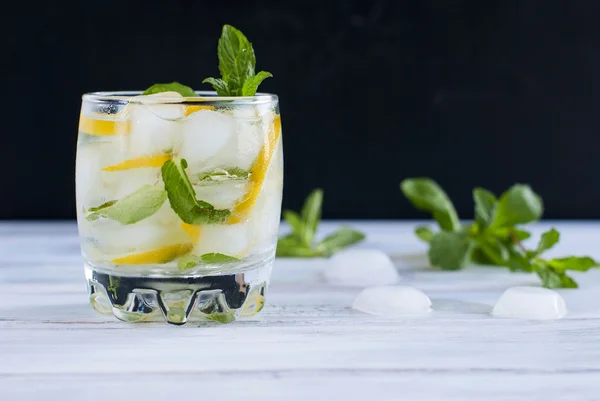 Vaso con hielo, limón y cóctel de menta —  Fotos de Stock