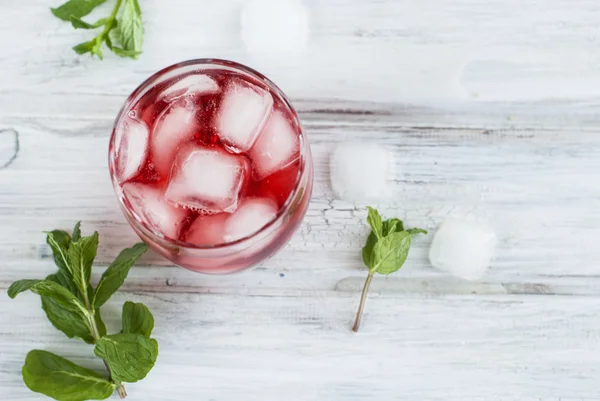 Cocktail mit Saft und Eis — Stockfoto