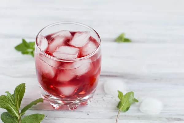 Cocktail mit Saft und Eis — Stockfoto