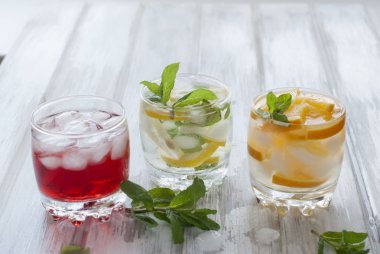 suyu ve buz ve buz, limon ve min kokteyl kokteyl