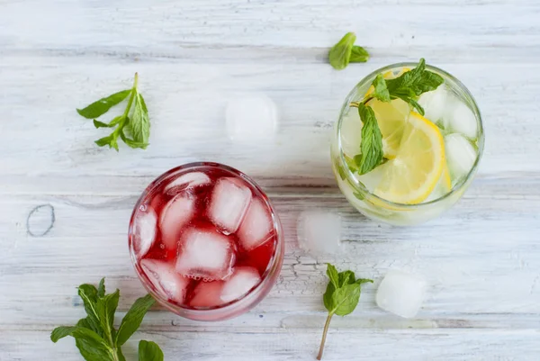 Cocktail mit Saft und Eis und Cocktail mit Eis, Zitrone und Minze — Stockfoto
